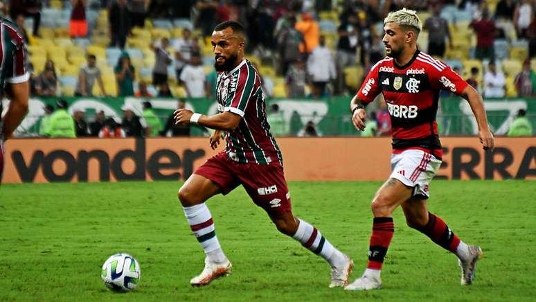 Samuel Xavier corre com a bola e recebe a marcação de Arrascaeta  – Mailson Santana/ Fluminense