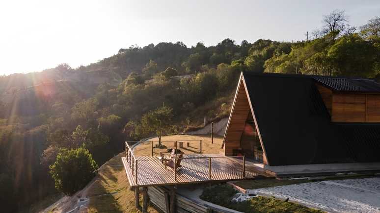 A cabana triangular é uma boa opção de hospedagem em Cunha, com lareira, fogueira e vista do deck