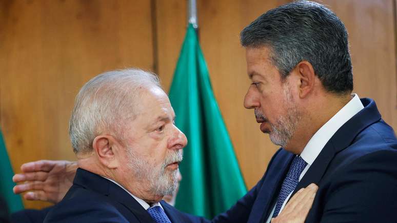 Lula e Lira em foto de janeiro; situação política atual ocorre após morte do presidencialismo de coalizão no governo Dilma, diz cientista político Fernando Limongi