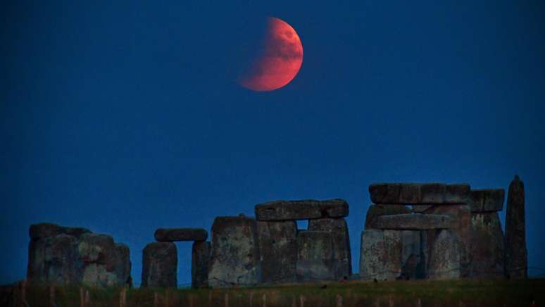 Cox descobriu que Stonehenge já serviu de câmara de eco, levando algumas pessoas a acreditar que ele tenha sido um local de rituais para pessoas pertencentes a um círculo restrito de elite