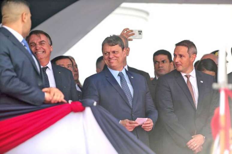 O ex-presidente Jair Bolsonaro, o governador Tarcísio de Freitas e o secretário da Segurança Pública, Guilherme Derrite