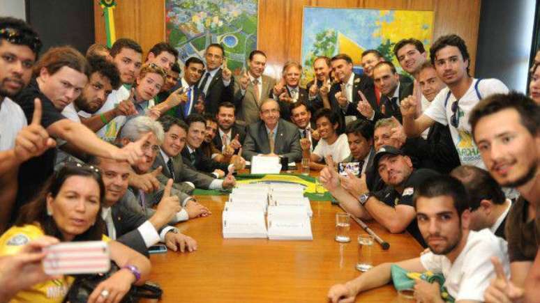Kim Kataguiri e outros membros do MBL ao lado de Eduardo Cunha e outros políticos em Brasília, na época do impeachment