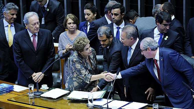Dilma Rousseff e Eduardo Cunha se cumprimentando em evento no Congresso em fevereiro de 2016