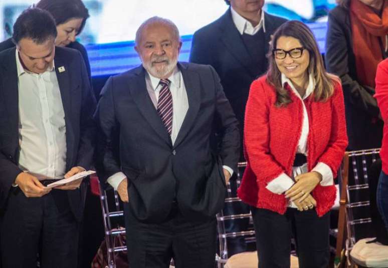 Ao lado de ministro da Educação, Camilo Santana, e da primeira-dama, Janja, Lula participou de inauguração de laboratórios da UFABC