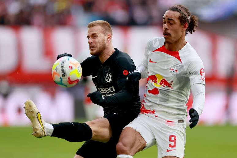 Jogadores de RB Leipzig e Eintracht Frankfurt em disputa de bola na Bundesliga – Martin Rose/Getty Images