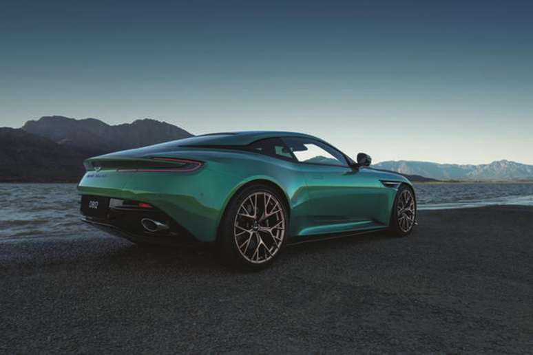 Aston Martin apresenta o DB12, o primeiro Super Turismo do mundo