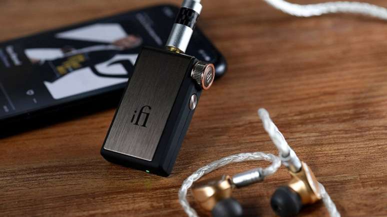 Melhores DAC/amps USB ultra portáteis Bluetooth (com bateria) até R$ 1000. Na foto iFi Go Blu.