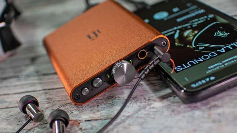 Melhores DAC/amps USB portáteis (sem bateria) até R$ 1000. Na foto iFi Hip DAC 2.