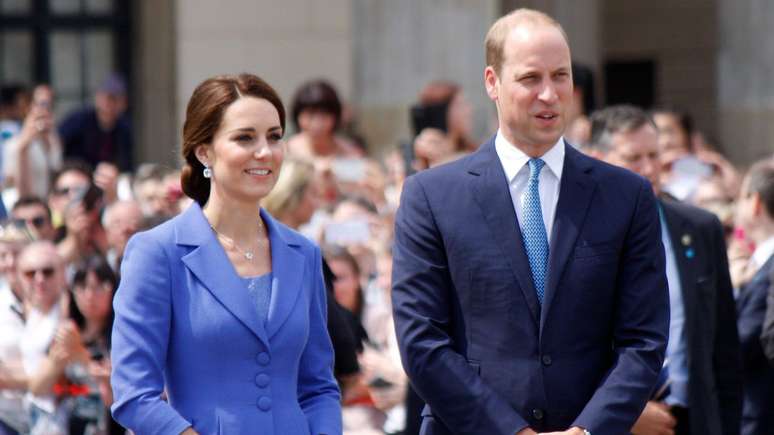 Príncipe William revolta web após gesto grosseiro com Kate Middleton -