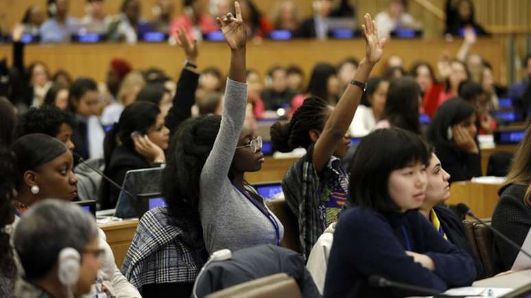 Em evento da ONU, 11 organizações dos movimentos negros brasileiros cobrou uma agenda de reparações raciais a partir da perspectiva do Brasil - Imagem mostra mulheres negras levantando a mão em evento da ONU