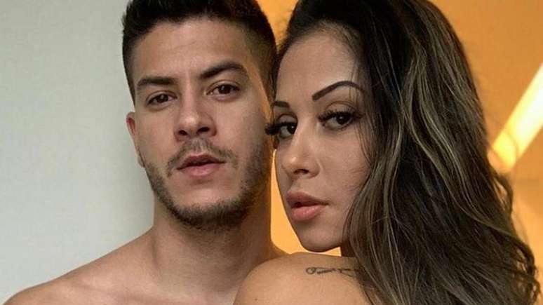 "Eu acho que eu não fazia ela feliz”, disse Arthur Aguiar ao falar da relação com Maíra Cardi. 