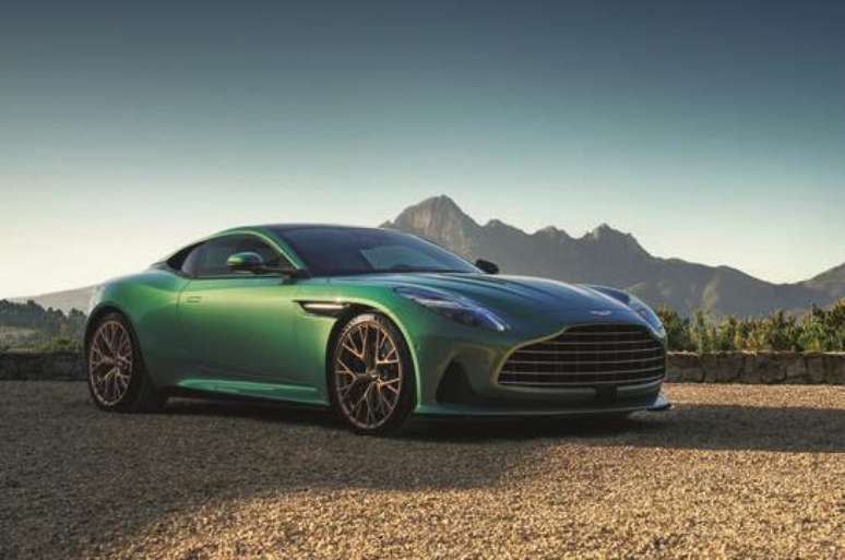 Aston Martin apresenta o DB12, o primeiro Super Turismo do mundo