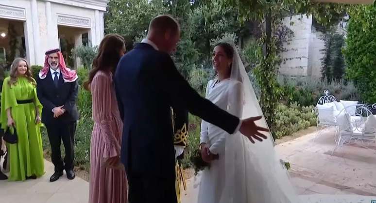 O príncipe William apressa a esposa Kate no momento que eles felicitam os recém - casados o príncipe herdeiro Hussein, da Jordânia, e Rajwa Al Saif.