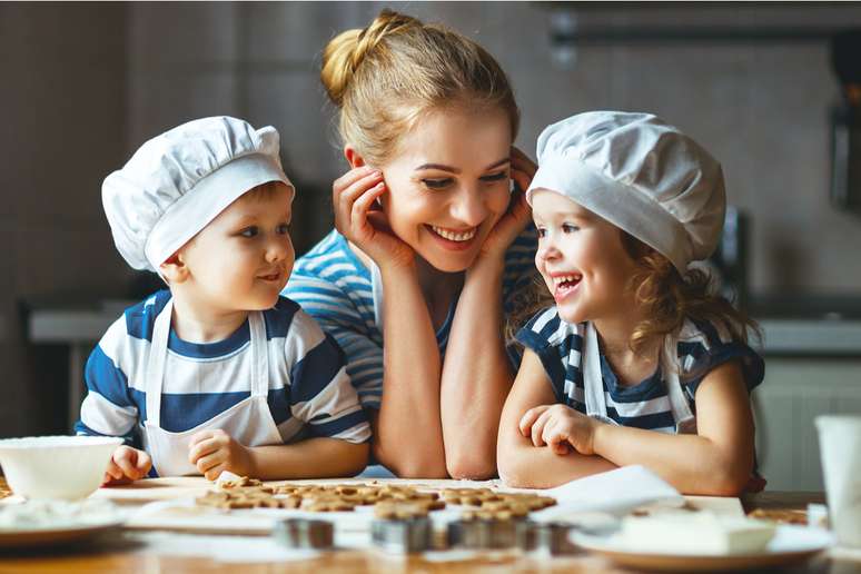 O exemplo dos pais na alimentação é fundamental para ensinar às crianças bons hábitos 