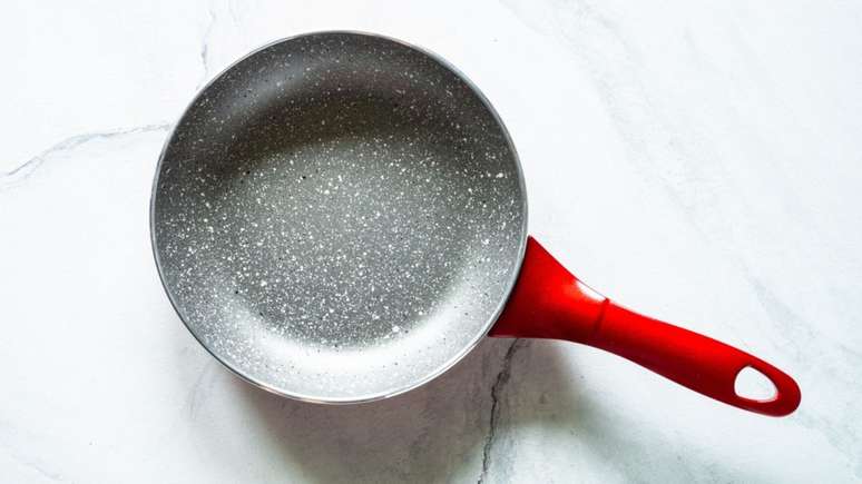 A frigideira de alumínio é bem leve e fina mas não retém o calor