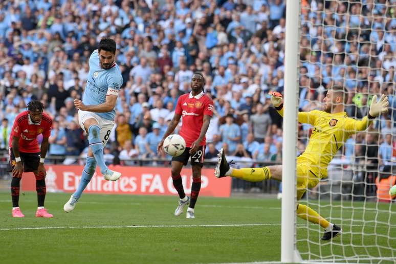 Gundogan finaliza. Alemão fez os dois gols do campeão City sobre o Manchester United  –  Mike Hewitt/Getty Images