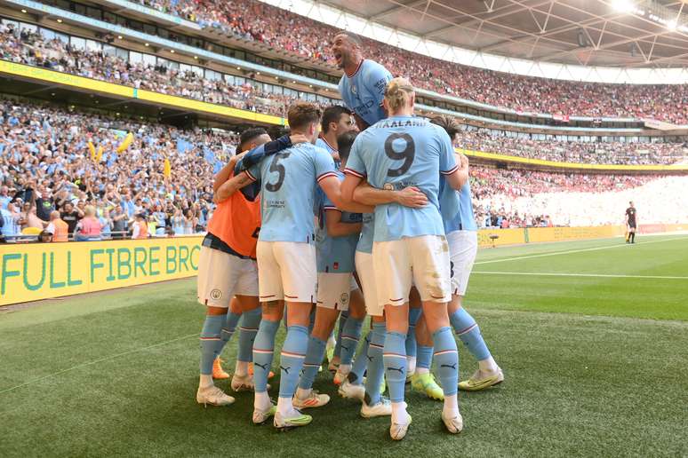 Gundogan (encoberto) é celebrado após fazer o segundo gol do City. E seu segundo gol no jogo –  Mike Hewitt/Getty Images