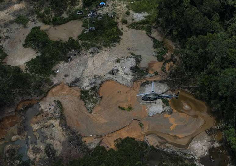 Ministras sobrevoam área de garimpo na terra Yanomami onde indígena foi morto