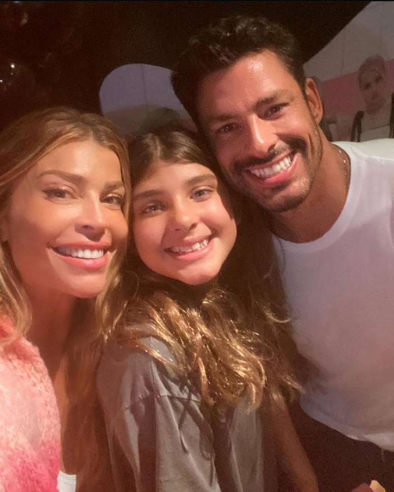 Grazi posta selfie ao lado de Sofia e Cau&atilde;