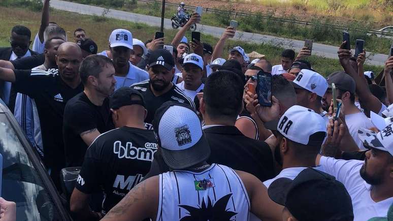 Coudet pressionado pela torcida. Afinal, está irada com a escolha do técnico no jogo contra o Corinthians (eliminado na Copa do Brasil) – Reprodução de TV