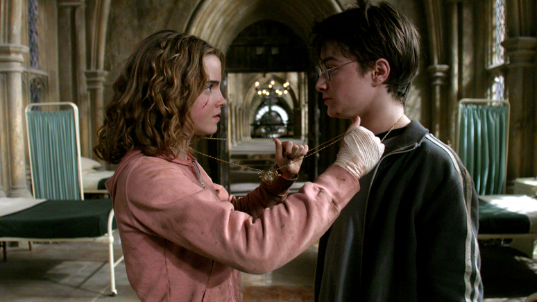 Hermione e Harry com o Vira-Tempo em cena de O Prisioneiro de Azkaban.