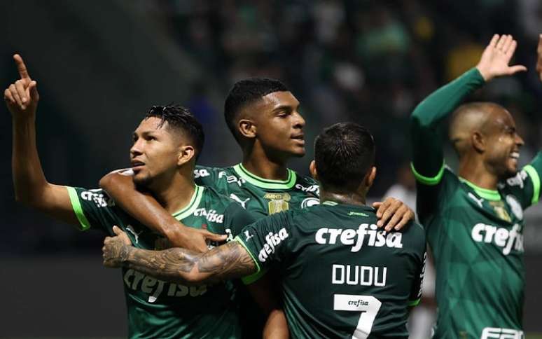 Raphael Veiga muda de posição e retoma destaque no Palmeiras