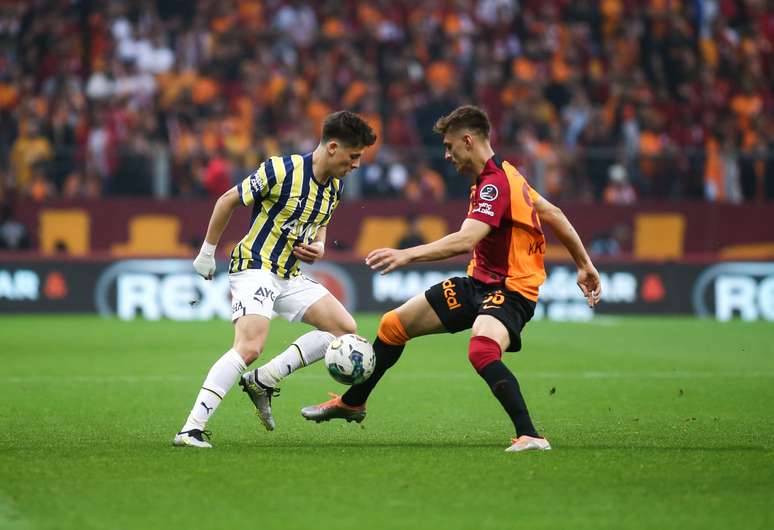 Guler, do Fenerbahçe (de amarelo, à esquerda), disputa a bola com Karatas, do Galatasaray –  Ahmad Mora/Getty Images