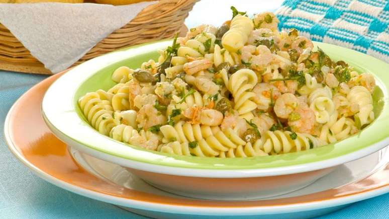 Fusilli com camarão e alcaparras