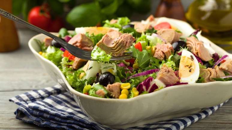 Salada colorida de atum com legumes | 8 receitas improv&aacute;veis que harmonizam com vinho