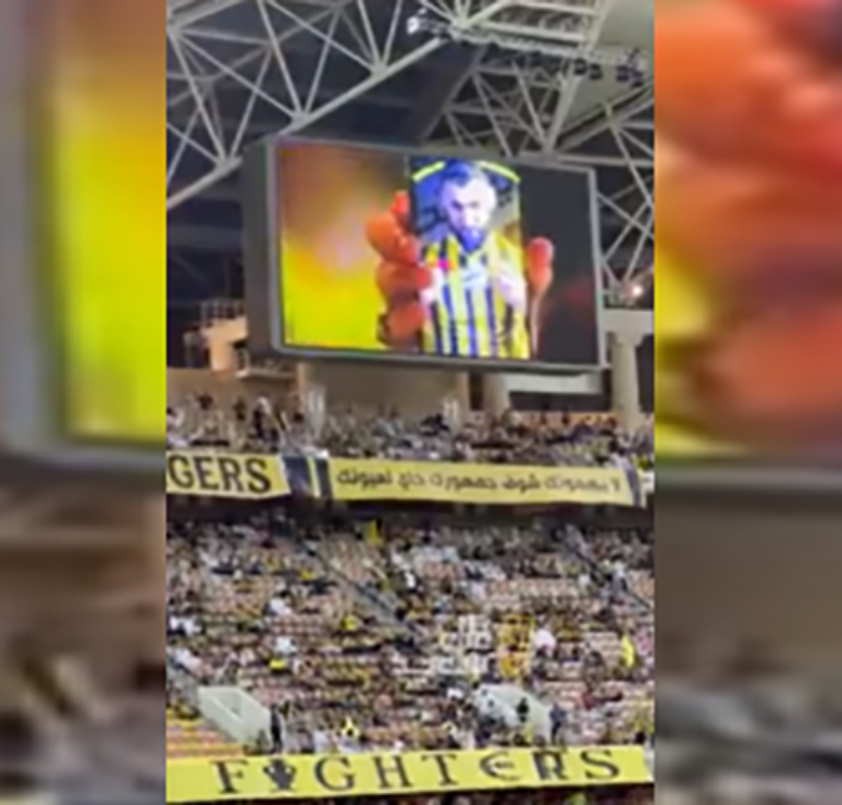 Estádio vai à loucura quando torcedor do Al-Ittihad mostra Benzema com camisa do time – Reprodução redes sociais