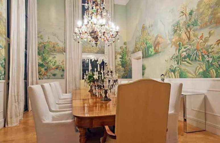 Pintura francesa nas paredes confere aspecto lúdico à sala de jantar