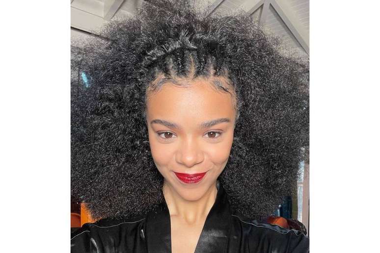 Tiara tran&ccedil;ada real&ccedil;a o rosto 