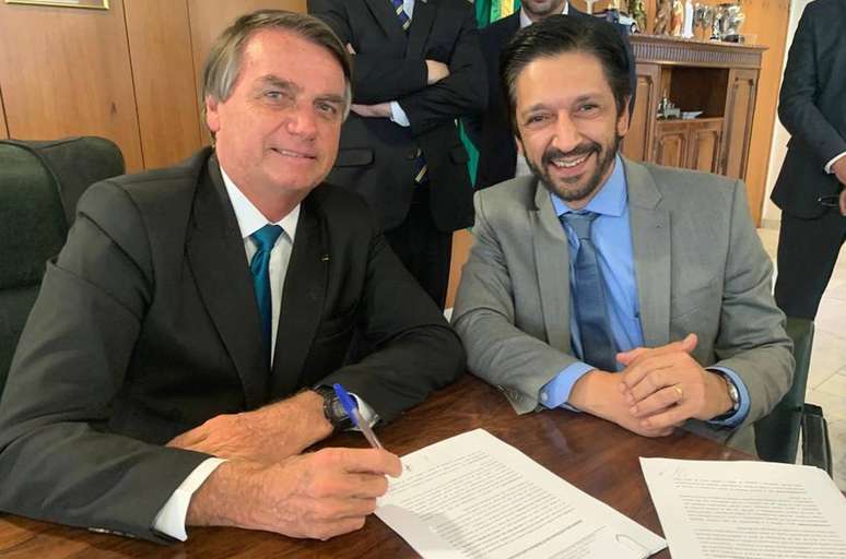 Jair Bolsonaro e Ricardo Nunes assinaram acordo nesta quinta-feira, 17