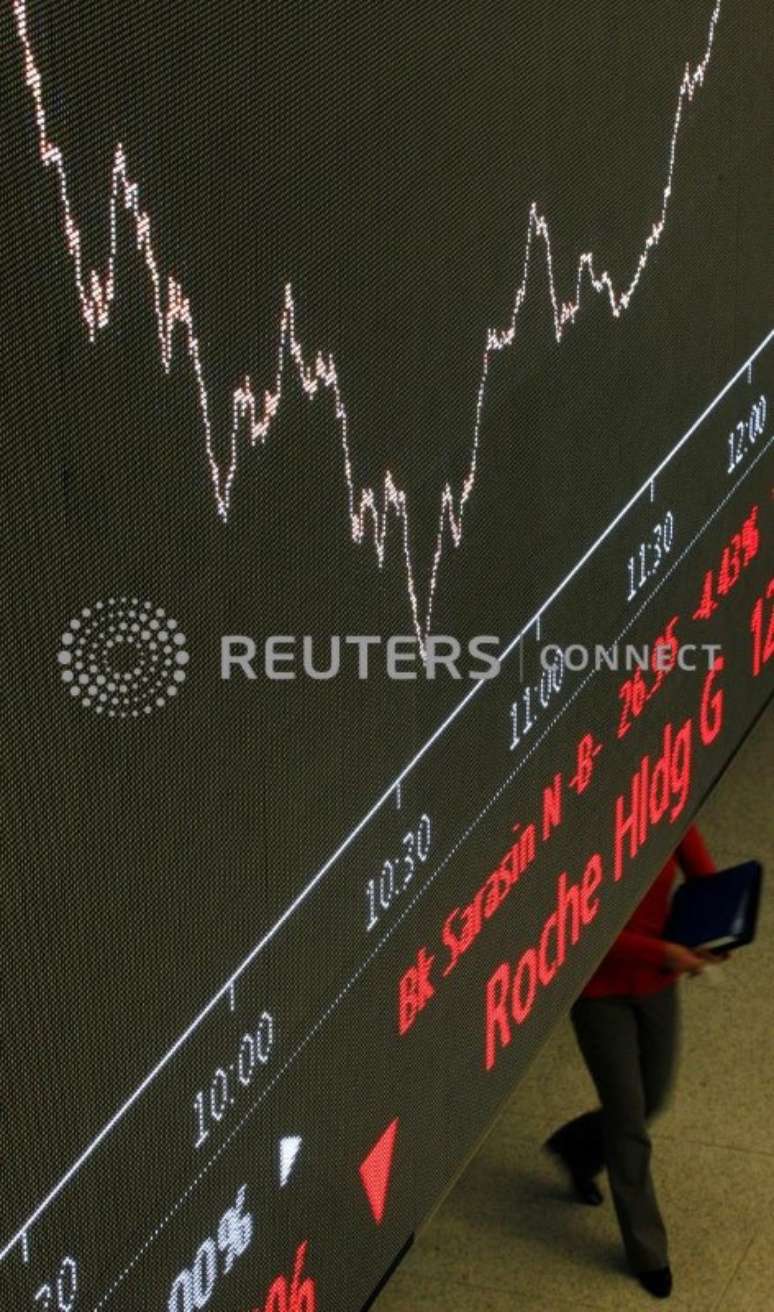 Telão mostra evolução do índice acionário FTSE 100 na bolsa de Zurique
09/08/2011
 REUTERS/Christian Hartmann 