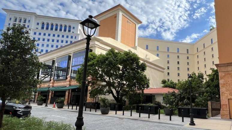 O distrito comercial de Coral Gables (centro), com seus prédios de vários andares, contrasta com seus bairros residenciais arborizados