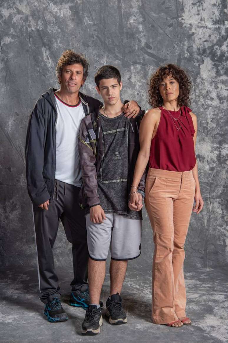 Milhem Cortaz, Paulo Mendes e Maeve Jinkings s&atilde;o Wando, Rog&eacute;rio e Mila em 'Os Outros'.