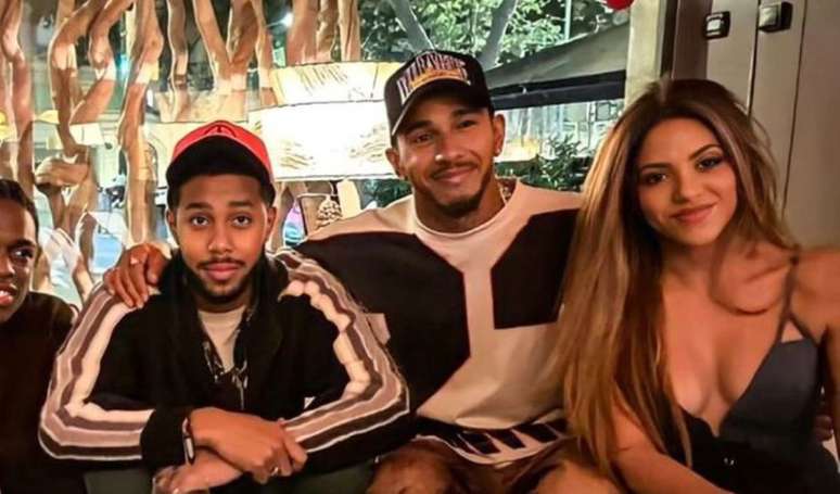 Shakira e Lewis Hamilton surgiram juntos em foto; cantora e piloto são apontados como affair.