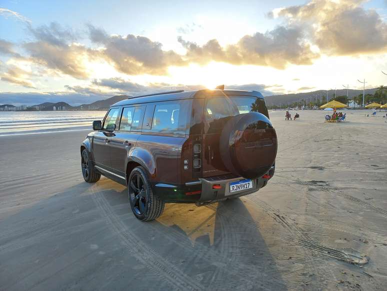 Defender 130 X: quantos carros podem carregar oito pessoas?