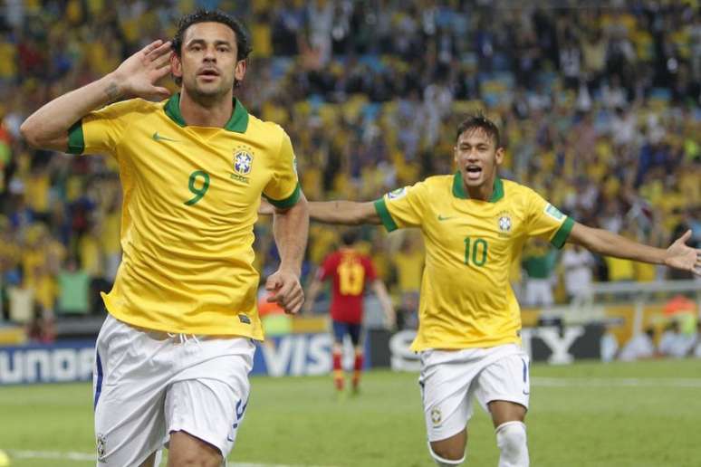 Seguido por Neymar, Fred comemora gol da Seleção Brasileira em jogo contra a Espanha em 2013, no Maracanã, pela decisão da Copa das Confederações.