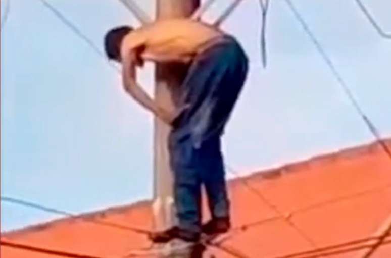 Homem acabou caindo após levar choque em cima de poste