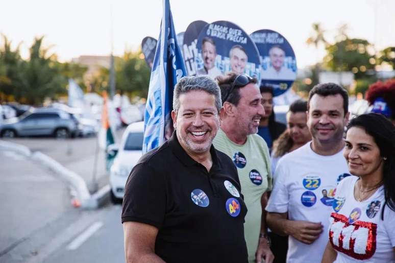 O presidente da Câmara, Arthur Lira (PP-AL), durante campanha em 2022 com Luciano Cavalcante (de branco)