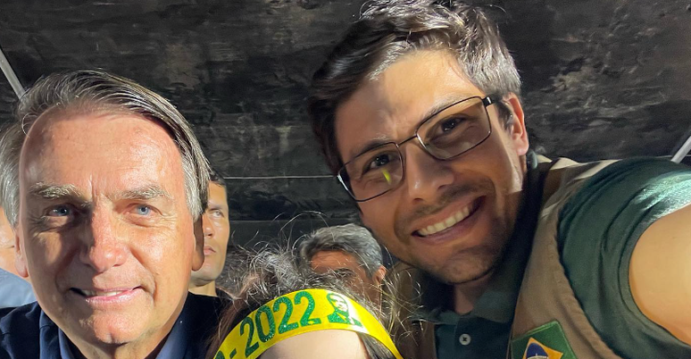 José Medeiros Nicolau ao lado do ex-presidente Jair Bolsonaro 