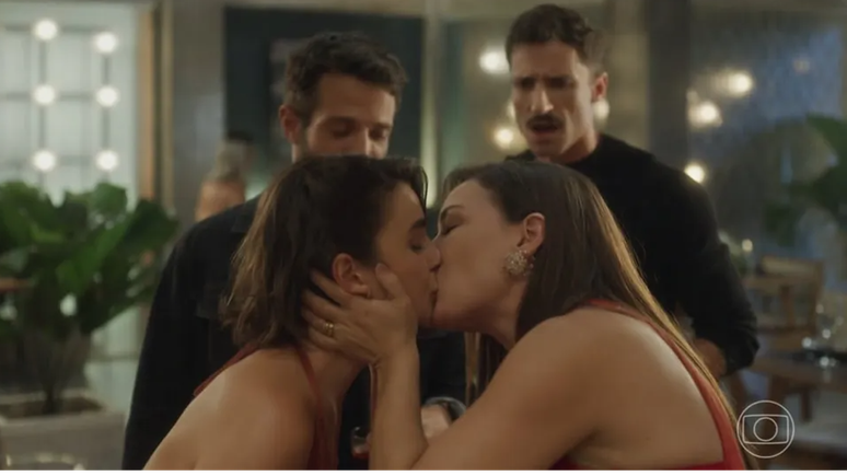 Clara e Helena se beijam para se livrarem de assédio em um restaurante