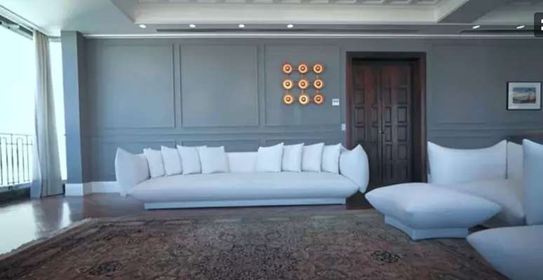 Spacious white sofas are a classic in the homes of the rich and famous. Spacious white sofas are a classic in the homes of the rich and famous.