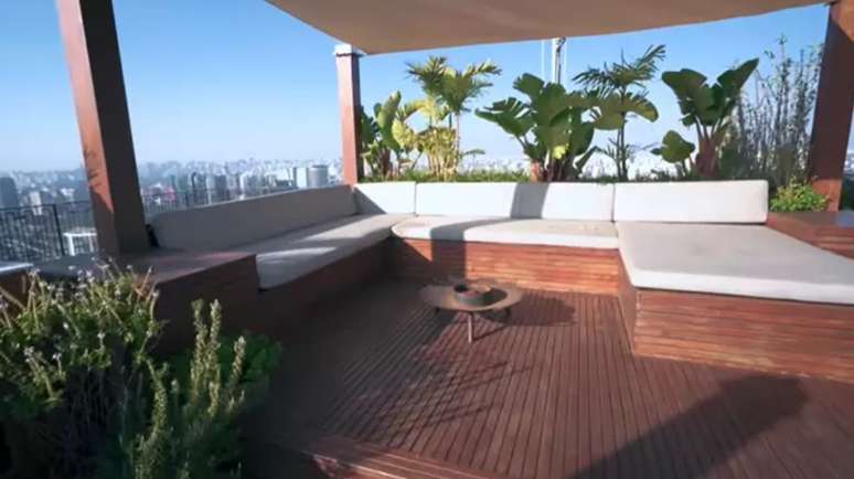 The terrace offers different environments where Gimenez receives relatives and friends. The terrace offers different environments where Gimenez receives relatives and friends.