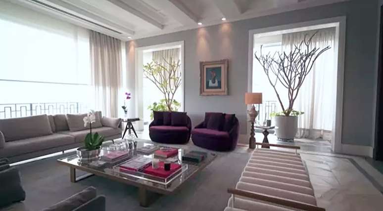 In the social area, white, gray, pink and purple predominate, as well as plenty of natural light. In the social area, white, gray, pink and purple predominate, as well as plenty of natural light.
