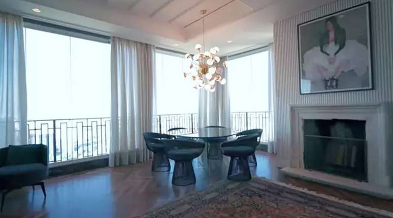 The breakfast room is flooded with natural light. The breakfast room is flooded with natural light.