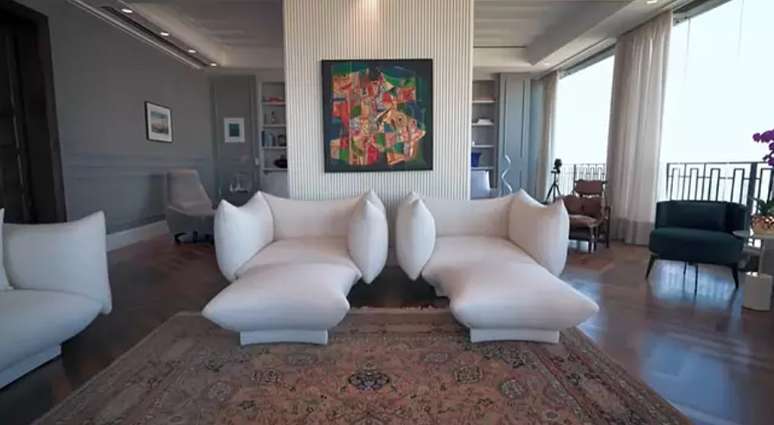 The apartment has classic oriental carpets and works of art of different styles. The apartment has classic oriental carpets and works of art of different styles.