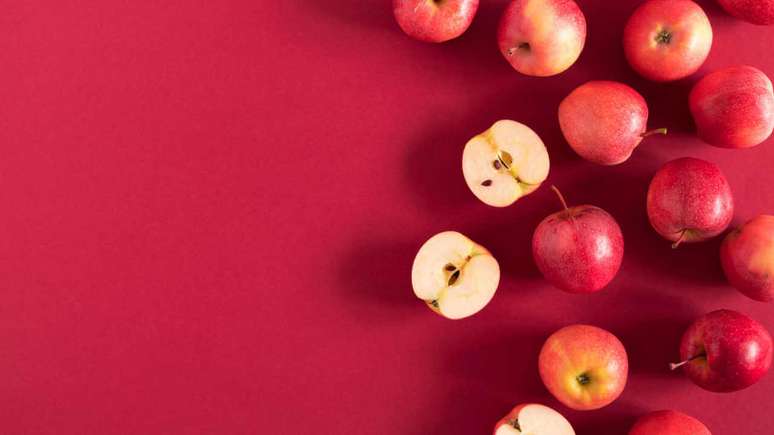 Essa fruta é muito poderosa quando usada em rituais amorosos. Aprenda as simpatias com maçã para conquistar o crush! -