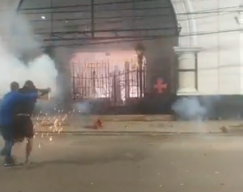 Protesto em São Januário teve morteiros lançados na fachada do clube – Reprodução/Twitter